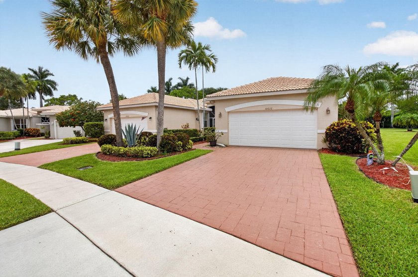 Welcome to effortless Florida living in sought-after - photo 3
