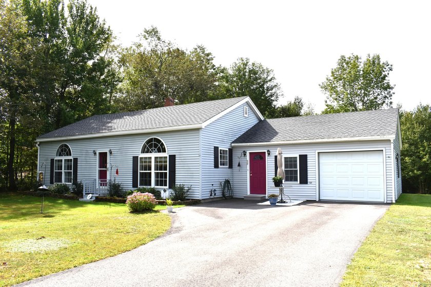Welcome to this beautiful, sun-filled home designed for both - photo 2