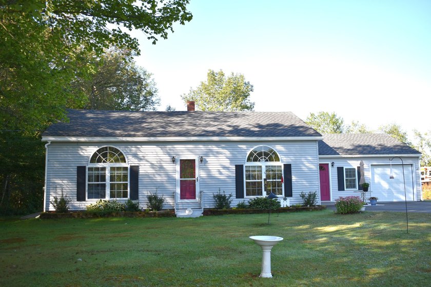 Welcome to this beautiful, sun-filled home designed for both - photo 3