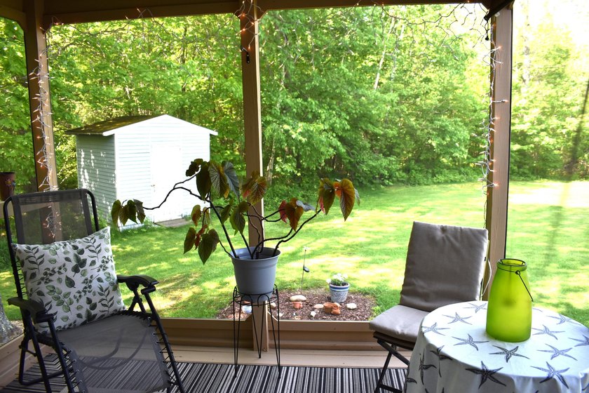 Welcome to this beautiful, sun-filled home designed for both - photo 6