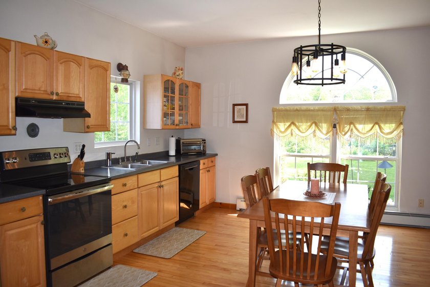 Welcome to this beautiful, sun-filled home designed for both - photo 9