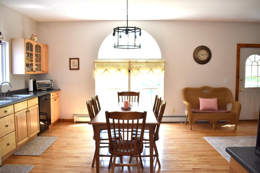 Welcome to this beautiful, sun-filled home designed for both - photo 10