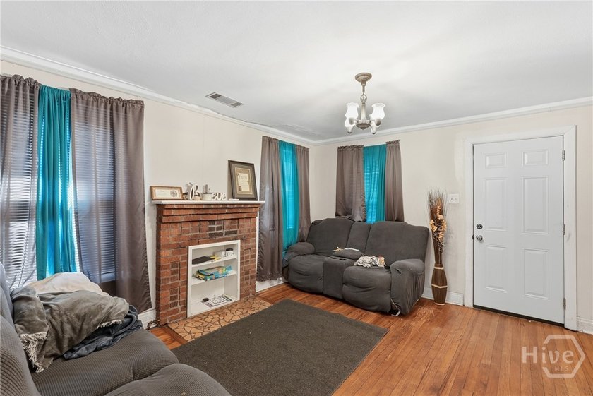 This spacious 3 bedroom, 2 bath home in Avondale features a - photo 5