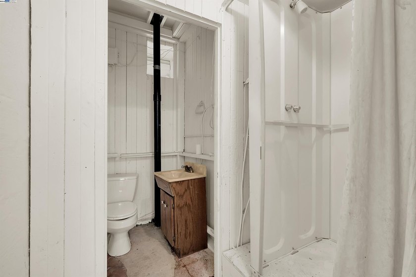 Excellent opportunity to own a versatile commercial property - photo 11