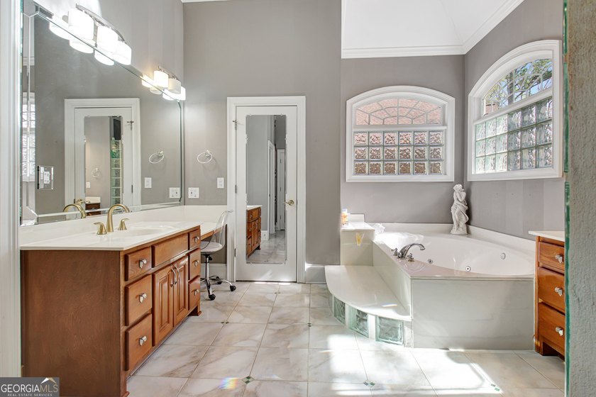 Stunning large Ranch home. No Stairs! Perfect for those who like - photo 25