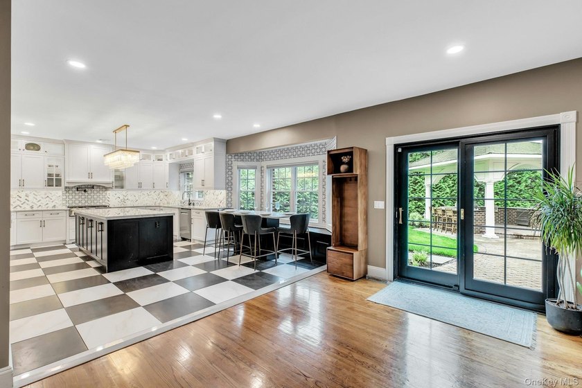 Amazing 5700sf Newly Redone All Brick Mansion on Private Setting - photo 11