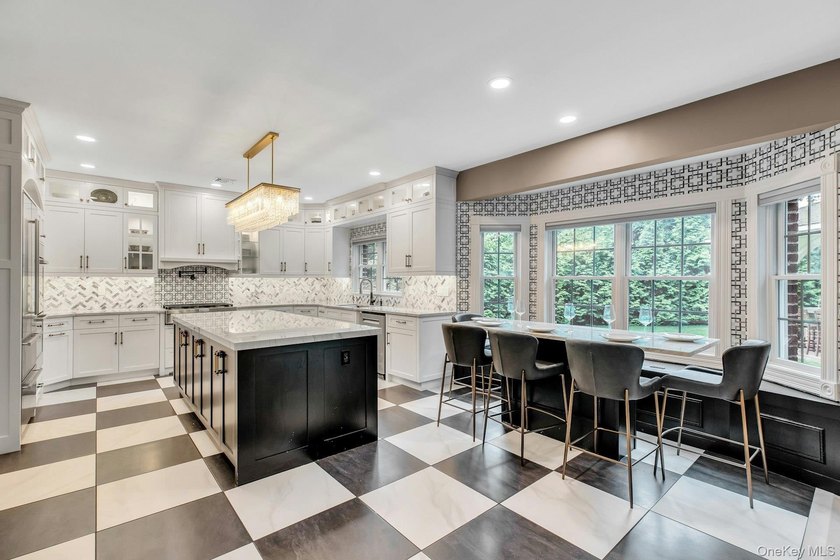 Amazing 5700sf Newly Redone All Brick Mansion on Private Setting - photo 12