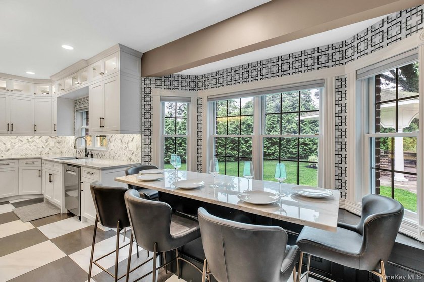 Amazing 5700sf Newly Redone All Brick Mansion on Private Setting - photo 13