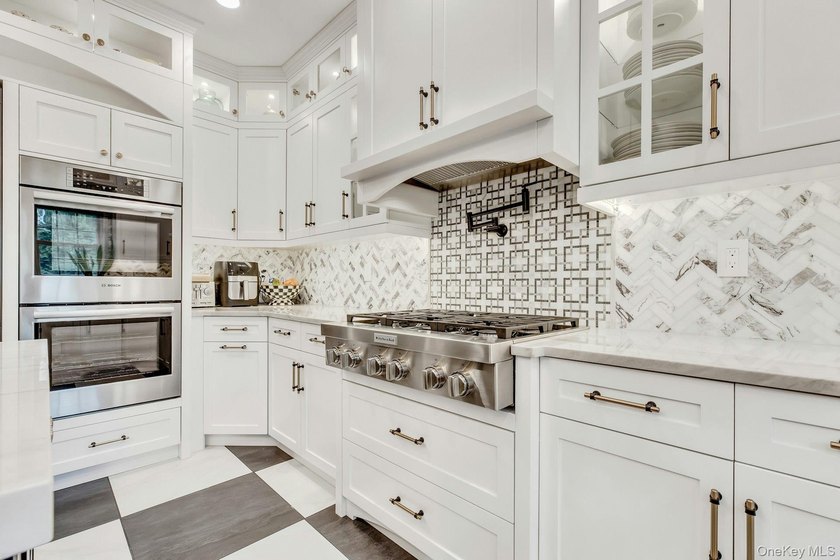 Amazing 5700sf Newly Redone All Brick Mansion on Private Setting - photo 17