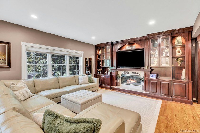 Amazing 5700sf Newly Redone All Brick Mansion on Private Setting - photo 18