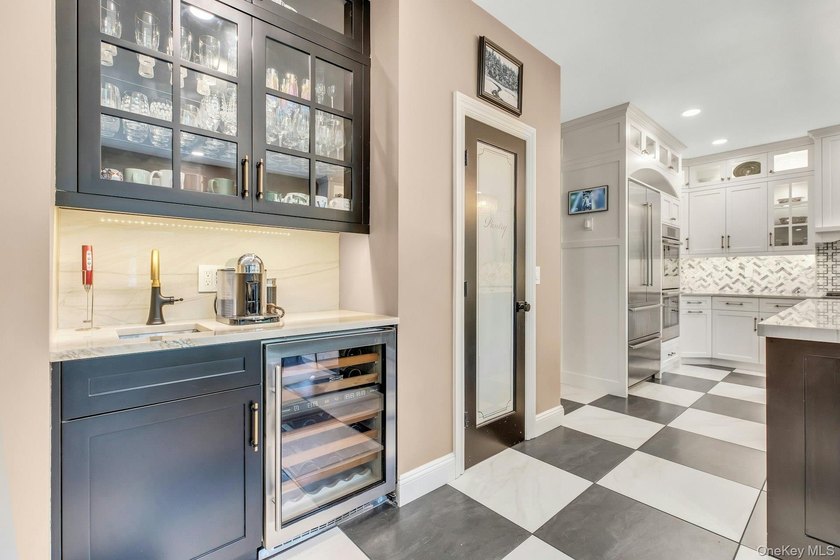 Amazing 5700sf Newly Redone All Brick Mansion on Private Setting - photo 19