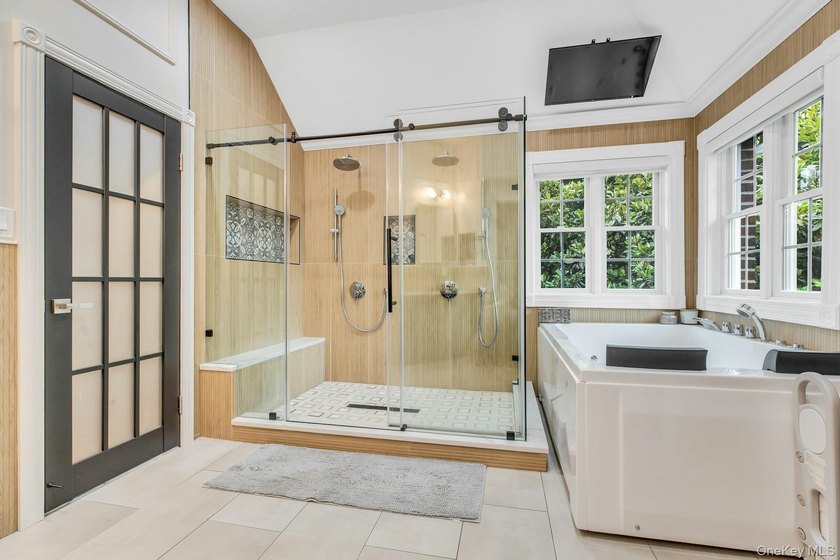 Amazing 5700sf Newly Redone All Brick Mansion on Private Setting - photo 38