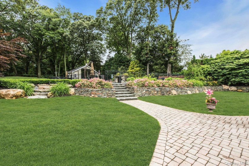 Amazing 5700sf Newly Redone All Brick Mansion on Private Setting - photo 45
