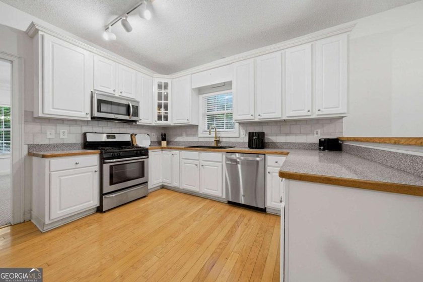 Welcome home to 359 Cannongate Road in Sharpsburg, Georgia - a - photo 13