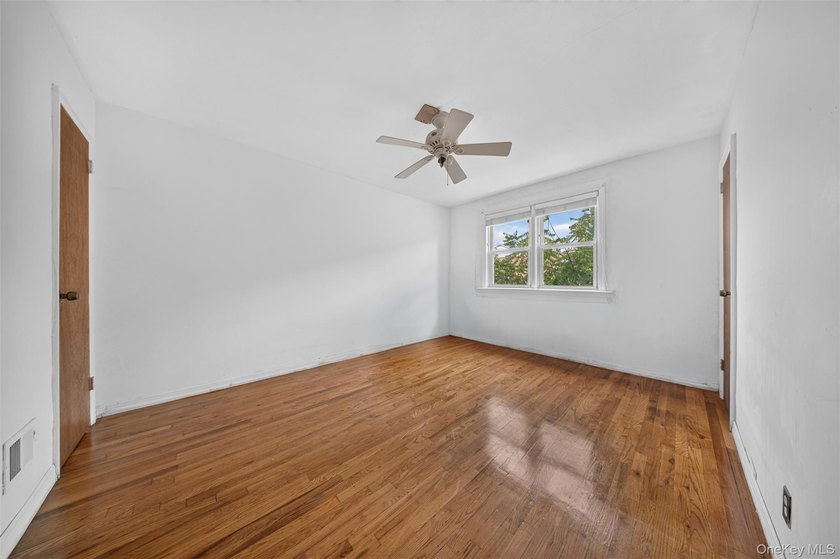 South facing all brick attached Colonial in Bayside offers a - photo 13