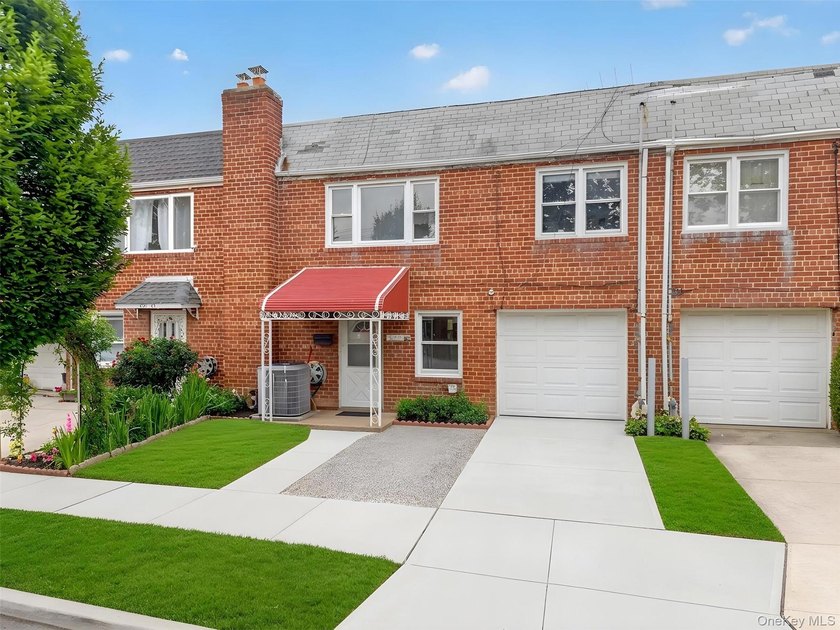 South facing all brick attached Colonial in Bayside offers a - photo 17