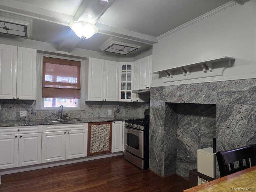 This meticulously maintained house has Victorian style's - photo 3