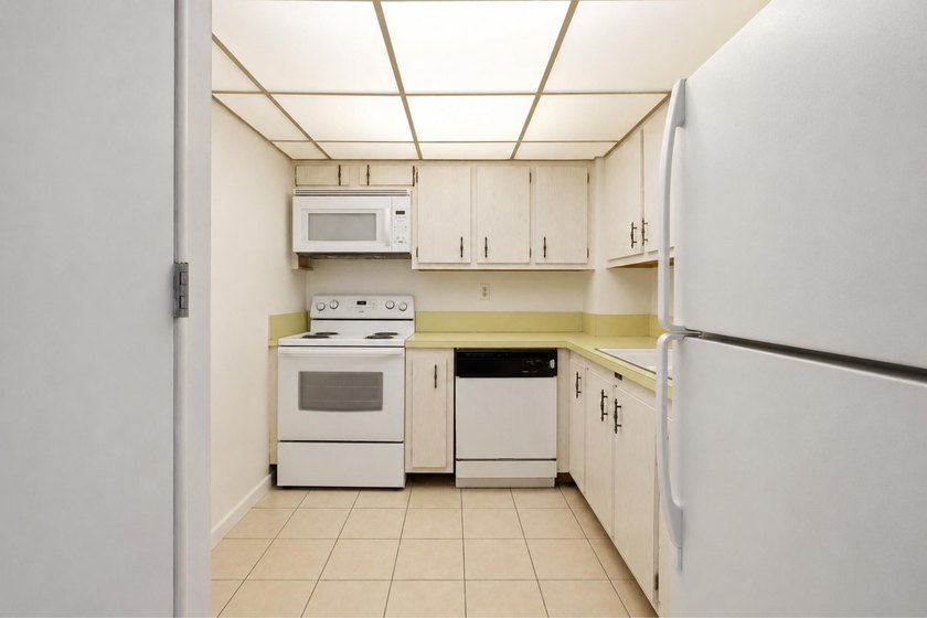 Virtually Staged. Wake up to breathtaking panoramic water views - photo 8