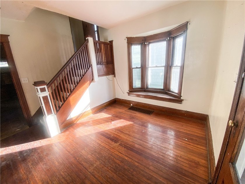Spacious colonial located in the heart of the City of Rochester! - photo 4