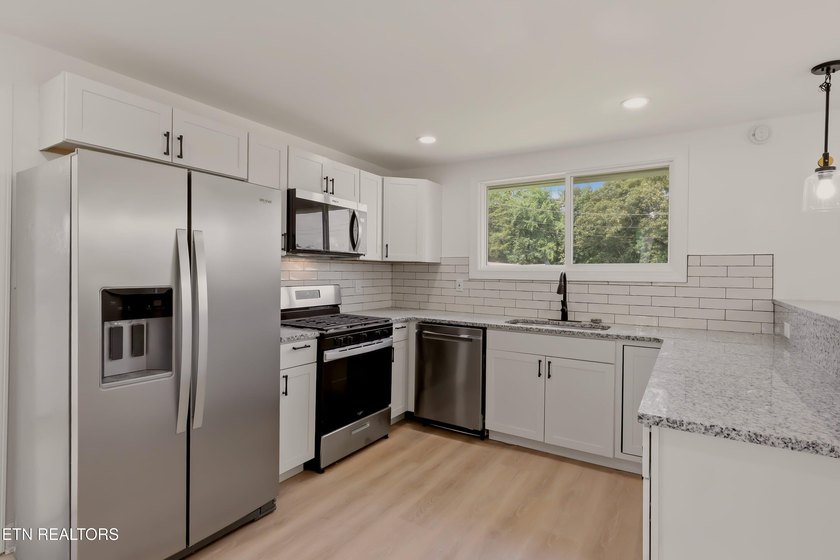 Newly renovated and move in ready! This charming 3 bedroom, 2 - photo 3