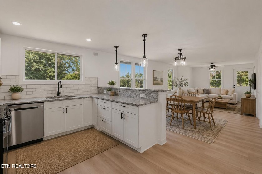 Newly renovated and move in ready! This charming 3 bedroom, 2 - photo 4