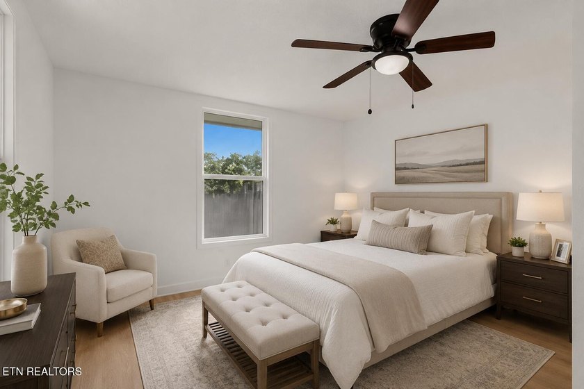 Newly renovated and move in ready! This charming 3 bedroom, 2 - photo 7