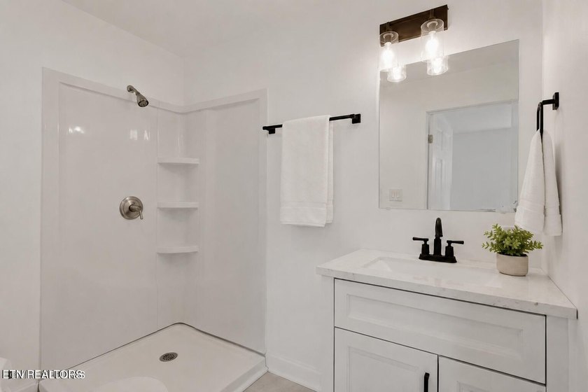 Newly renovated and move in ready! This charming 3 bedroom, 2 - photo 8
