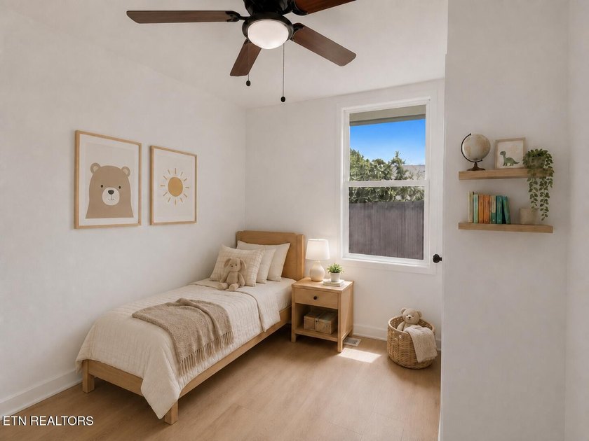 Newly renovated and move in ready! This charming 3 bedroom, 2 - photo 9