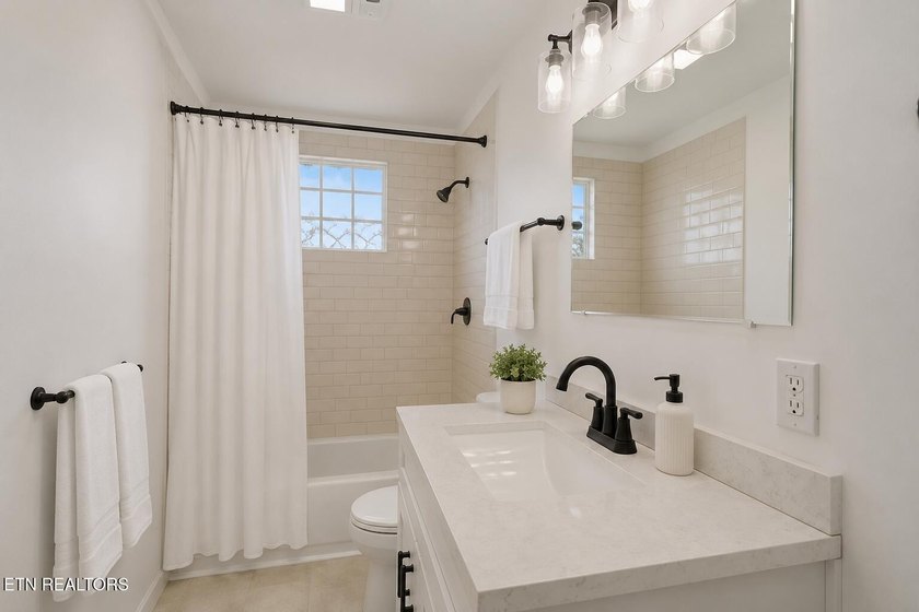 Newly renovated and move in ready! This charming 3 bedroom, 2 - photo 10