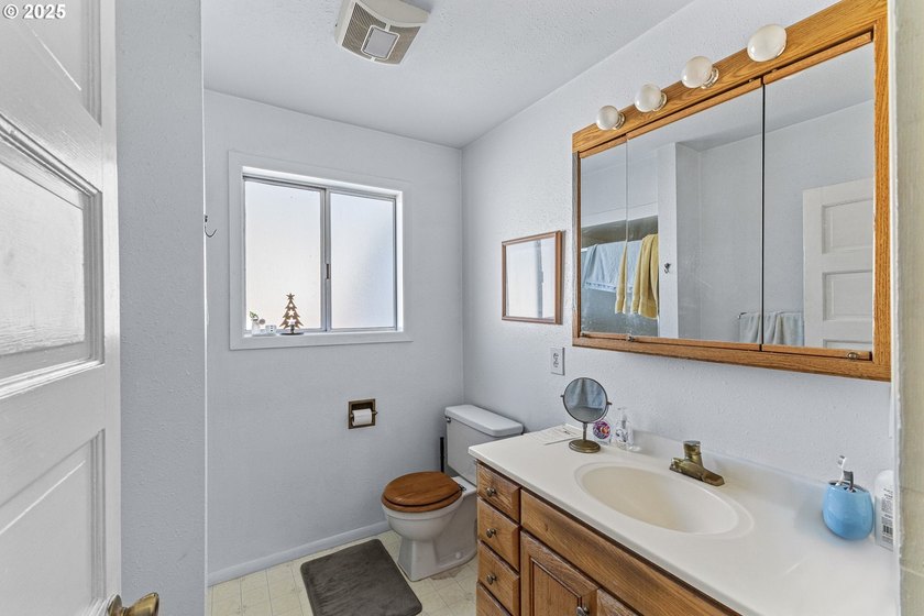 First time on the market in 47 years! This well-kept and nicely - photo 19
