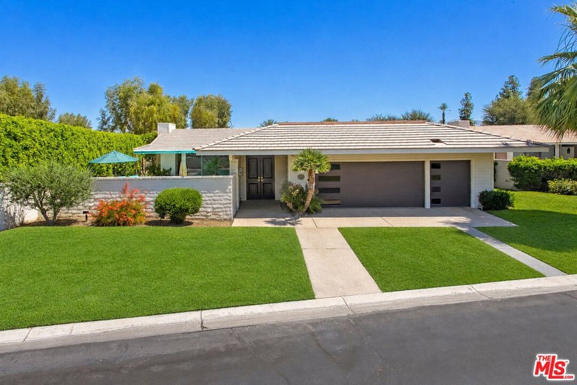 Desert living at its finest in coveted Morningside Country Club! - photo 2