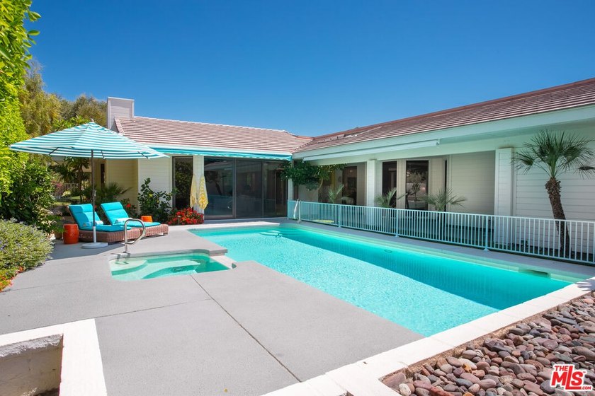 Desert living at its finest in coveted Morningside Country Club! - photo 8