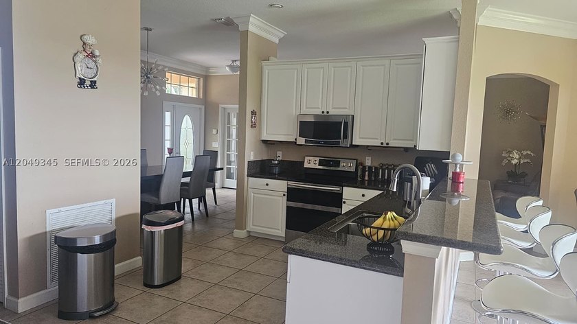 Beautiful, Spacious, and Bright Property in the Prestigious St - photo 8