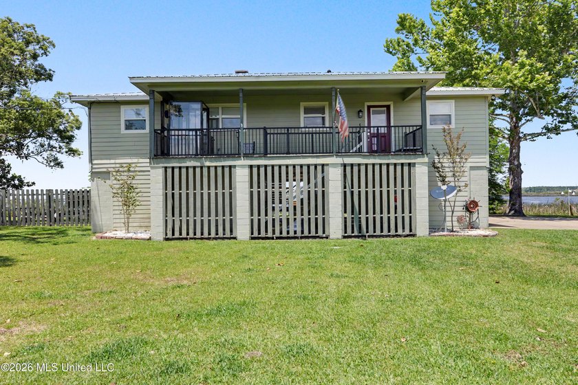 Beautiful Deep Waterfront home with a large pier and covered - photo 3