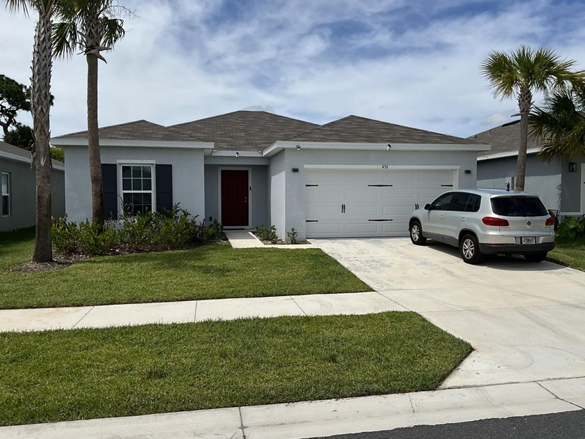 Welcome to this charming single-story home located in Avalon - photo 3