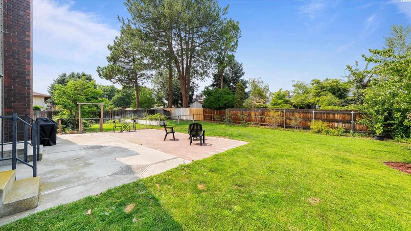 MLS# 294937 Modern lines. Mid-century vibes. A backyard you'll - photo 31