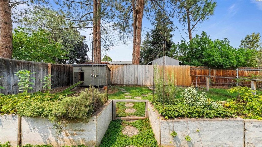 MLS# 294937 Modern lines. Mid-century vibes. A backyard you'll - photo 34