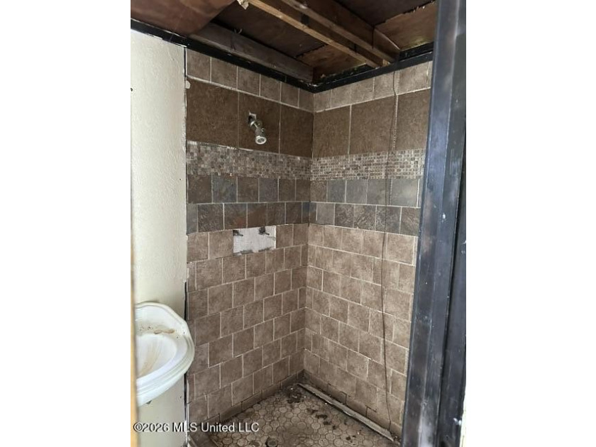 Opportunity Awaits - Value-Add Property Priced to Sell! This - photo 4