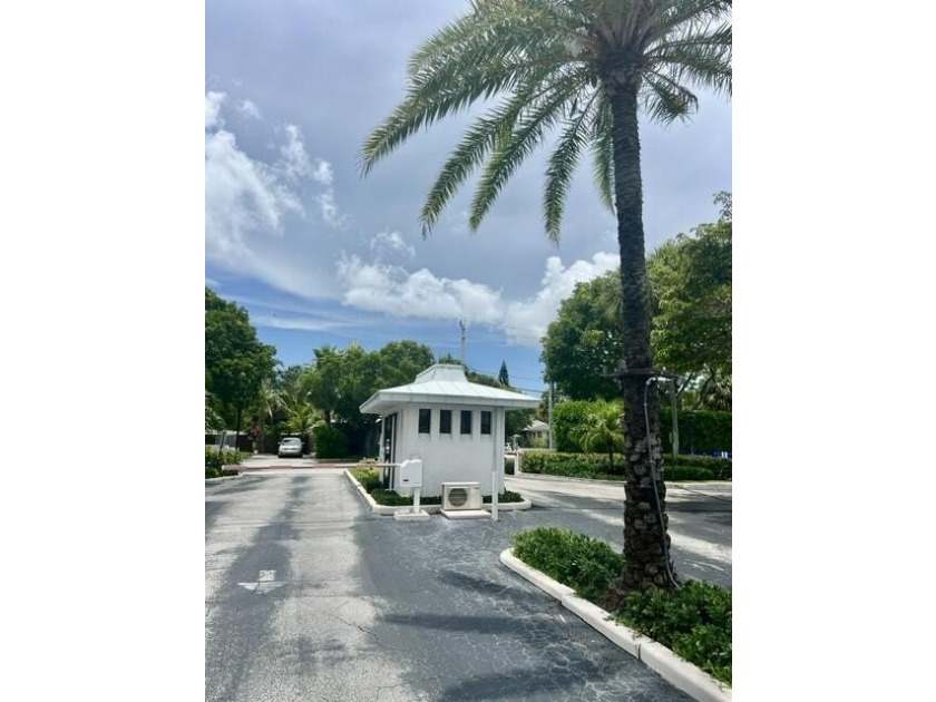 Breathtaking Direct Intracoastal Views! Enjoy the best of - photo 5