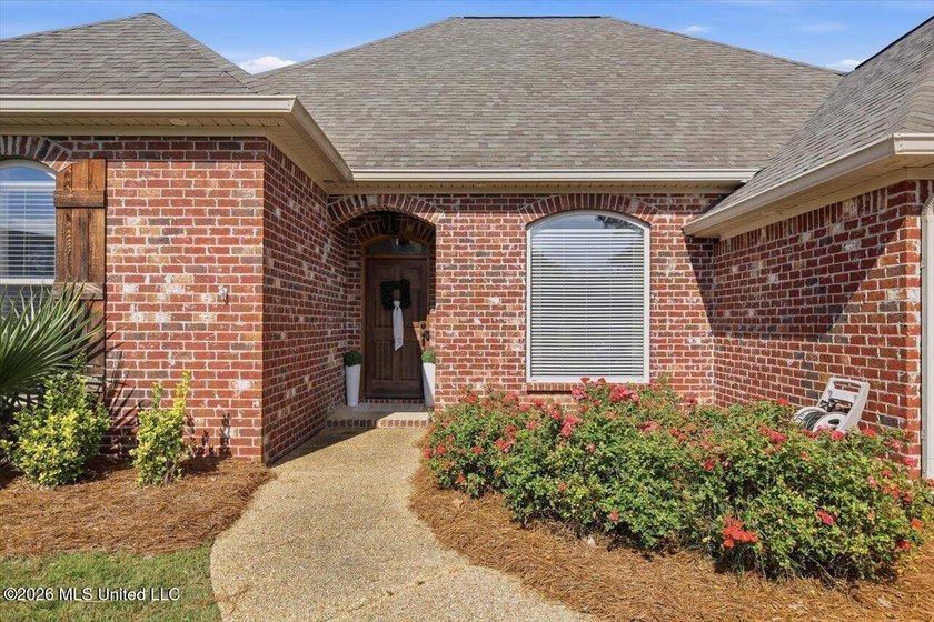 Welcome to 424 Glendale Place in the highly sought-after Hidden - photo 4