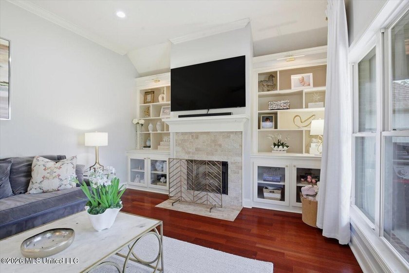 Welcome to 424 Glendale Place in the highly sought-after Hidden - photo 9