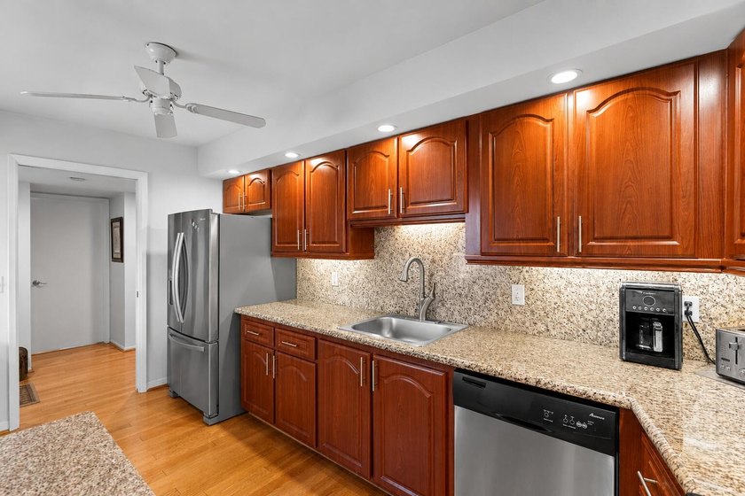 Spacious 2 BD, 2 BA condo overlooking the golf course in - photo 3