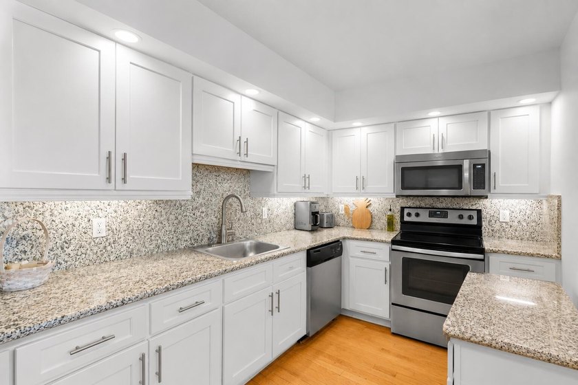 Spacious 2 BD, 2 BA condo overlooking the golf course in - photo 5