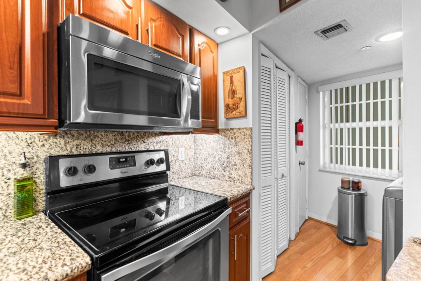 Spacious 2 BD, 2 BA condo overlooking the golf course in - photo 10
