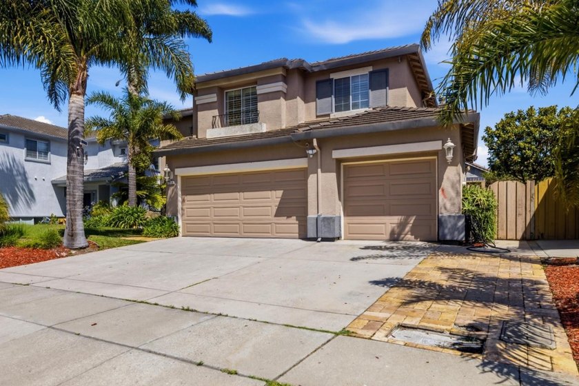 Beautiful move in 2 story home. This spacious 2,624 sq ft home - photo 2