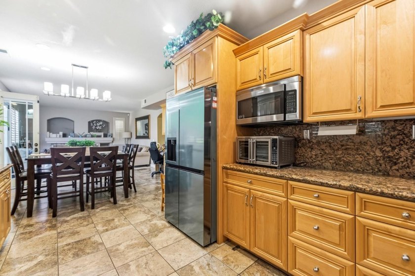 Beautiful move in 2 story home. This spacious 2,624 sq ft home - photo 3