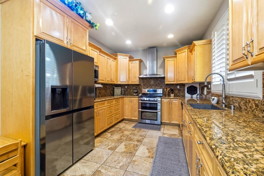Beautiful move in 2 story home. This spacious 2,624 sq ft home - photo 4