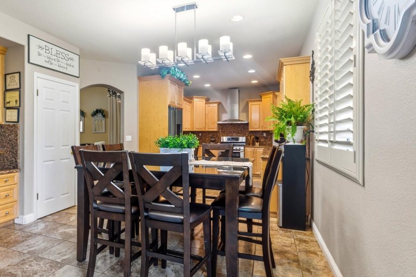 Beautiful move in 2 story home. This spacious 2,624 sq ft home - photo 7