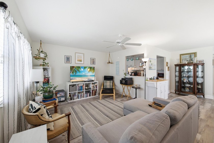 Welcome to this charming one-bedroom, one-and-a-half-bath Villa - photo 5