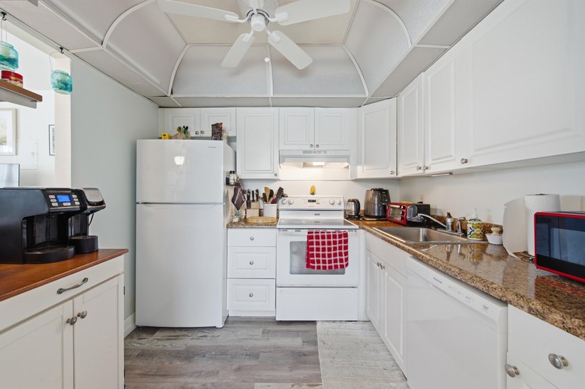Welcome to this charming one-bedroom, one-and-a-half-bath Villa - photo 10